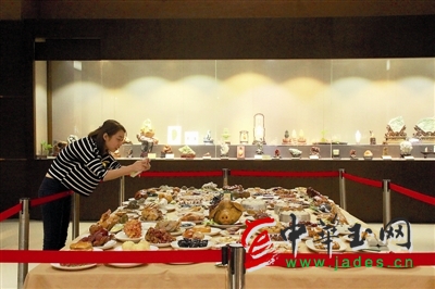 點(diǎn)擊圖片可在新窗口打開 滿漢全席 黃蠟石