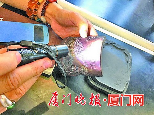 行家正在對市民的藏品進行鑒定。