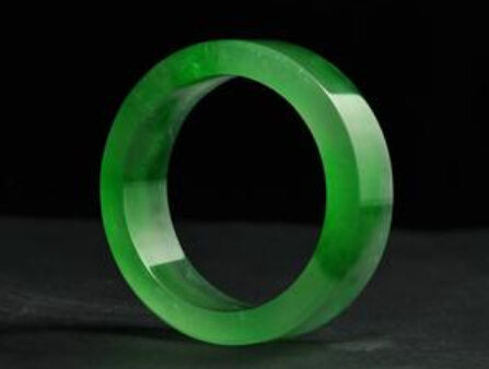 冰種帝王綠翡翠價(jià)格持續(xù)上漲