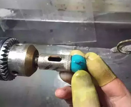 綠松石原料打磨成型