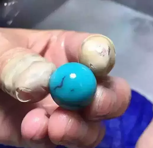 綠松石原料打磨成型