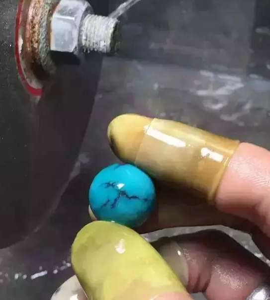 綠松石原料打磨成型