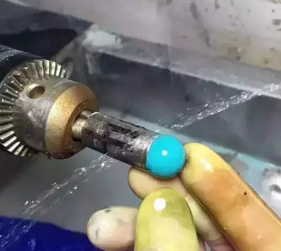 綠松石原料打磨成型