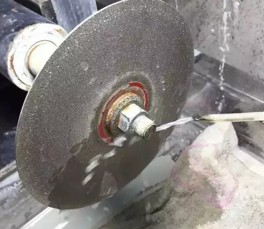 綠松石原料打磨成型