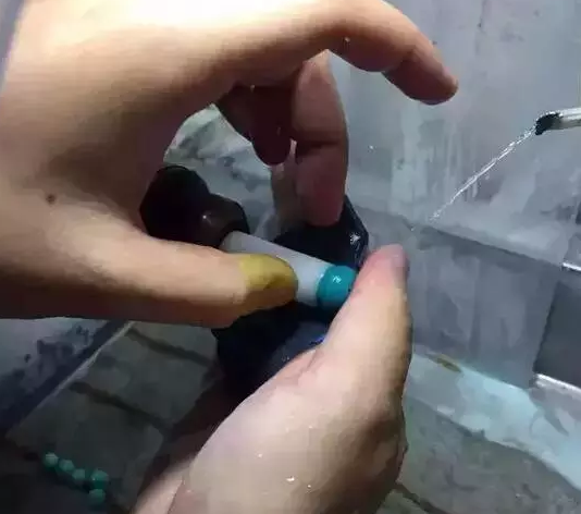 綠松石原料打磨成型