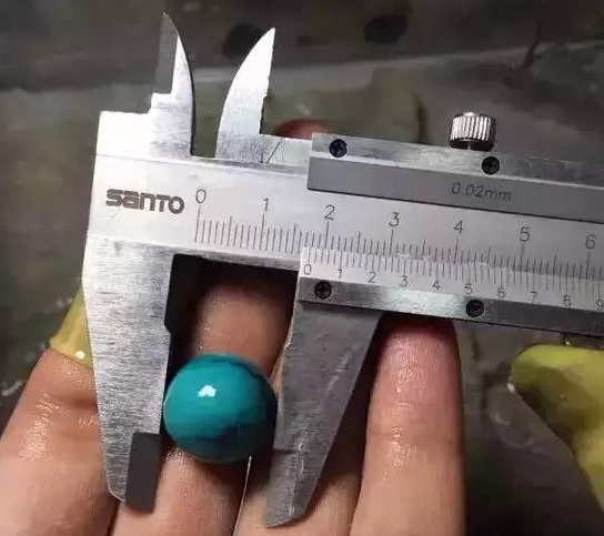 綠松石原料打磨成型