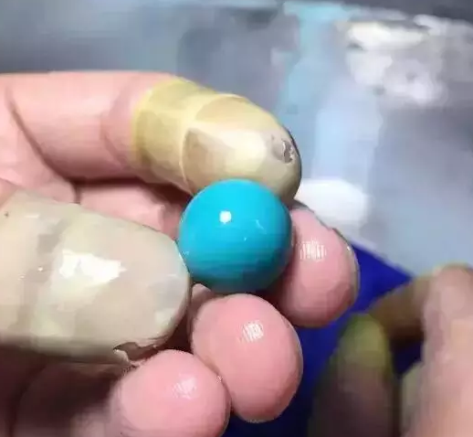 綠松石原料打磨成型