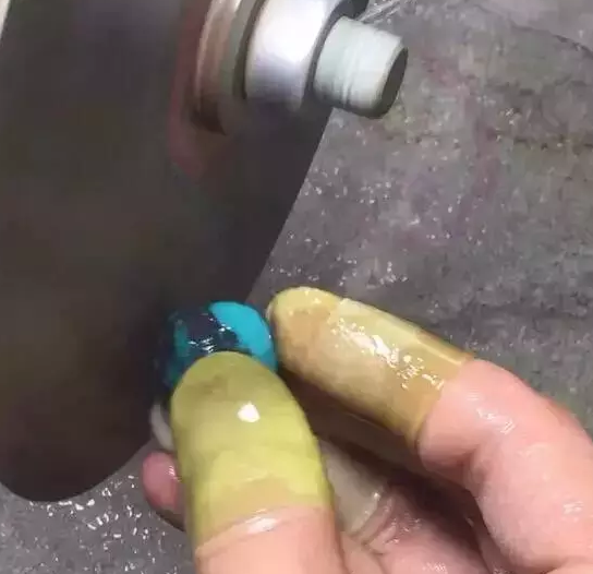 綠松石原料打磨成型