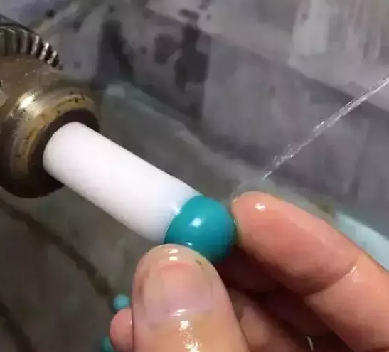 綠松石原料打磨成型