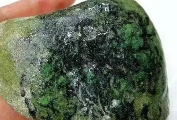 翡翠原石的五大特征